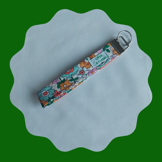 kukallinen-ranneke-avaimenpera-floral-wristlet-keychain-kierratyskangas-recycled-cotton